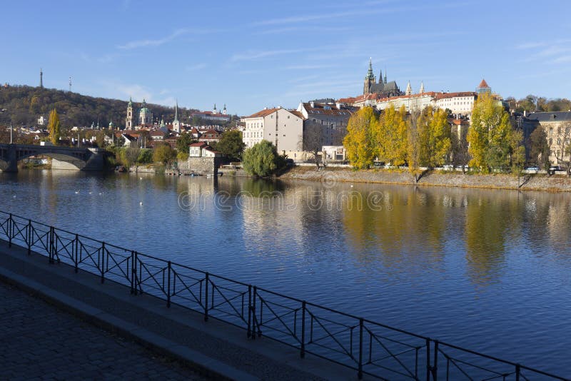 Castello gotico di Praga di autunno variopinto con Lesser Town sopra il fiume la Moldava nel giorno soleggiato, repubblica Ceca fotografia stock libera da diritti Castello gotico di Praga di autunno variopinto con Lesser Town sopra il fiume la Moldava nel giorno soleggiato, repubblica Ceca fotografia stock libera da diritti
