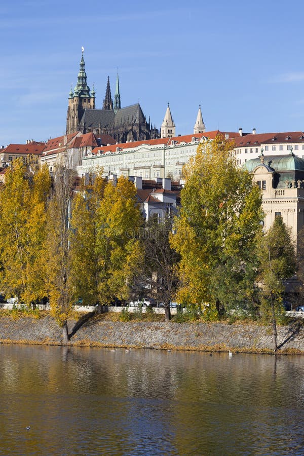 Castello gotico di Praga di autunno variopinto con Lesser Town sopra il fiume la Moldava nel giorno soleggiato, repubblica Ceca fotografia stock libera da diritti Castello gotico di Praga di autunno variopinto con Lesser Town sopra il fiume la Moldava nel giorno soleggiato, repubblica Ceca fotografia stock libera da diritti