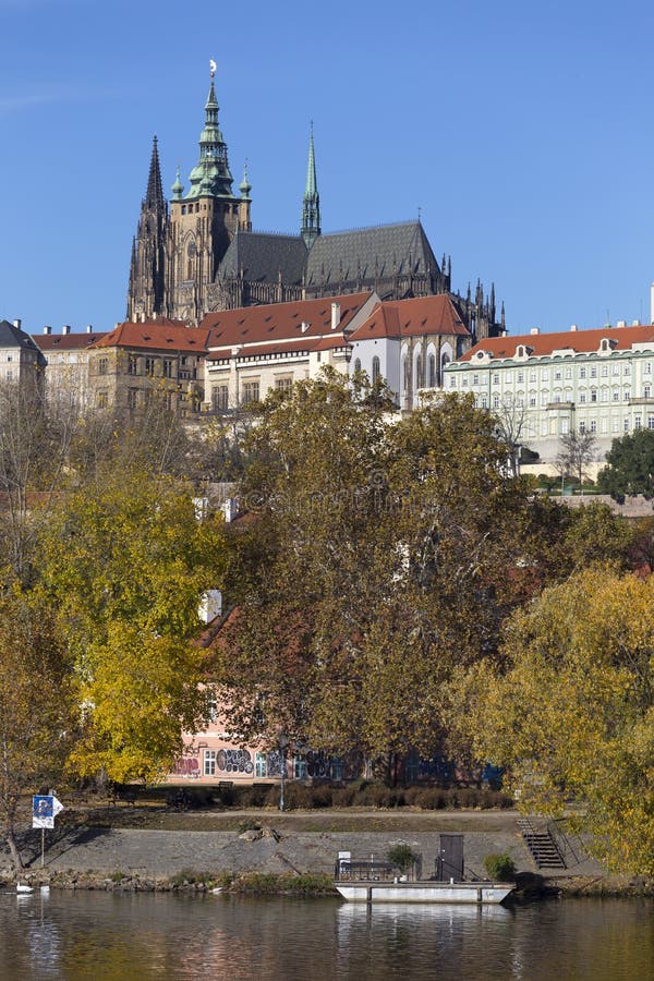 Castello gotico di Praga di autunno variopinto con Lesser Town sopra il fiume la Moldava nel giorno soleggiato, repubblica Ceca immagine stock libera da diritti Castello gotico di Praga di autunno variopinto con Lesser Town sopra il fiume la Moldava nel giorno soleggiato, repubblica Ceca immagine stock libera da diritti