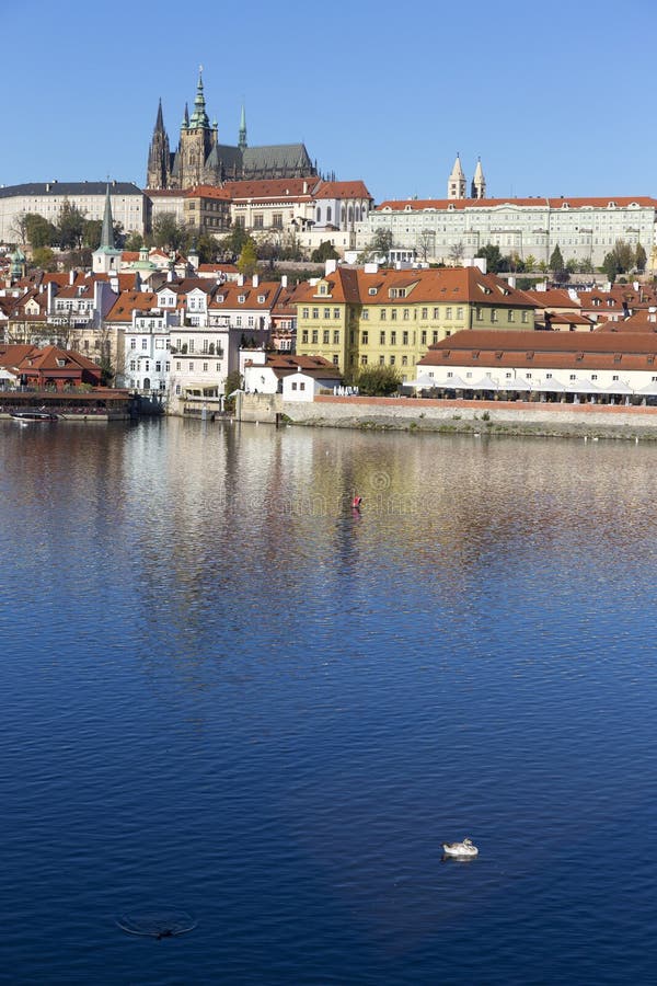 Castello gotico di Praga di autunno variopinto con Lesser Town sopra il fiume la Moldava nel giorno soleggiato, repubblica Ceca fotografie stock Castello gotico di Praga di autunno variopinto con Lesser Town sopra il fiume la Moldava nel giorno soleggiato, repubblica Ceca fotografie stock