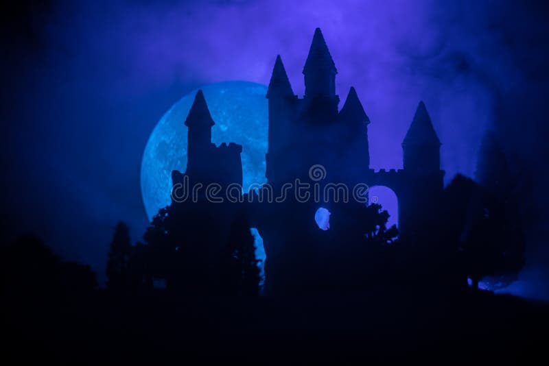 Castello medievale misterioso in una luna piena nebbiosa Vecchio castello abbandonato di stile gotico alla notte fotografia stock Castello medievale misterioso in una luna piena nebbiosa Vecchio castello abbandonato di stile gotico alla notte fotografia stock