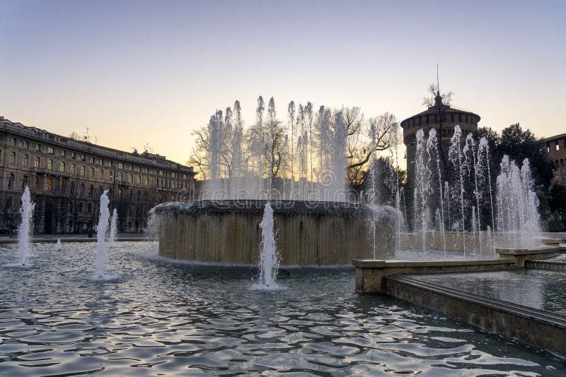 Castello Sforzesco e fontana in Milan Italy immagini stock Castello Sforzesco e fontana in Milan Italy immagini stock