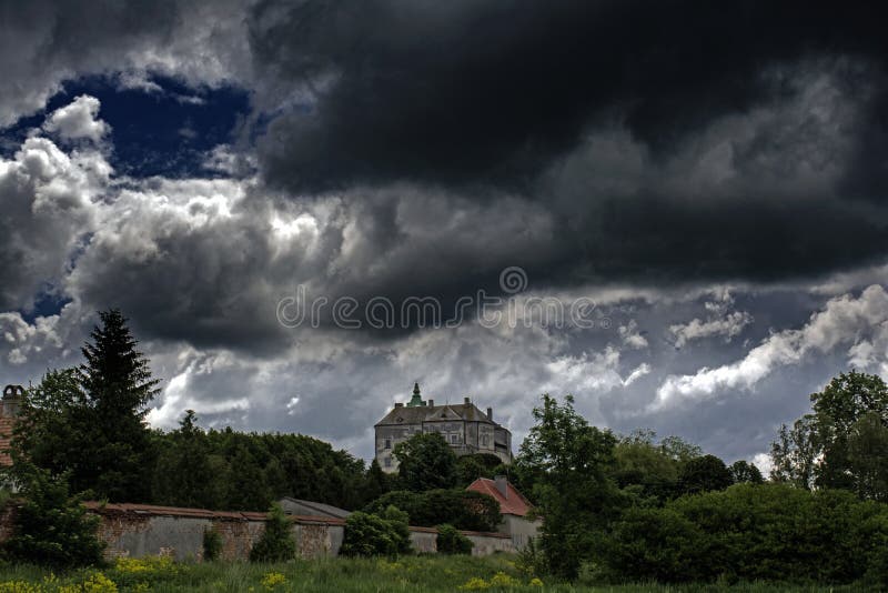 Castello terrificante antico spaventoso enorme sulla cima della collina sotto il cielo nuvoloso scuro fotografie stock libere da diritti Castello terrificante antico spaventoso enorme sulla cima della collina sotto il cielo nuvoloso scuro fotografie stock libere da diritti