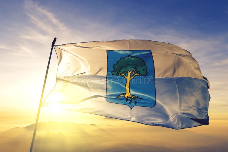 Castello van de Faetanocommune van stof die van de de vlag de textieldoek van San Marino op de hoogste mist van de zonsopgangmist royalty-vrije illustratie Castello van de Faetanocommune van stof die van de de vlag de textieldoek van San Marino op de hoogste mist van de zonsopgangmist royalty-vrije illustratie