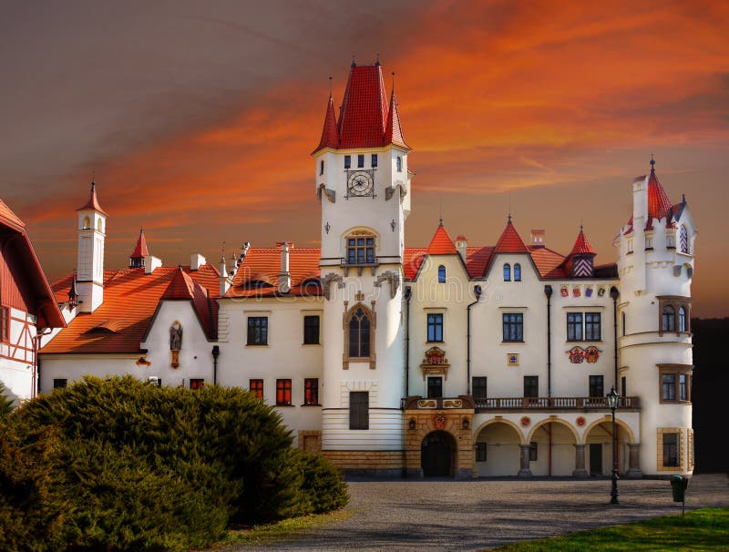 Castello Zinkovy, tramonto, appartamenti dell'hotel fotografia stock Castello Zinkovy, tramonto, appartamenti dell'hotel fotografia stock