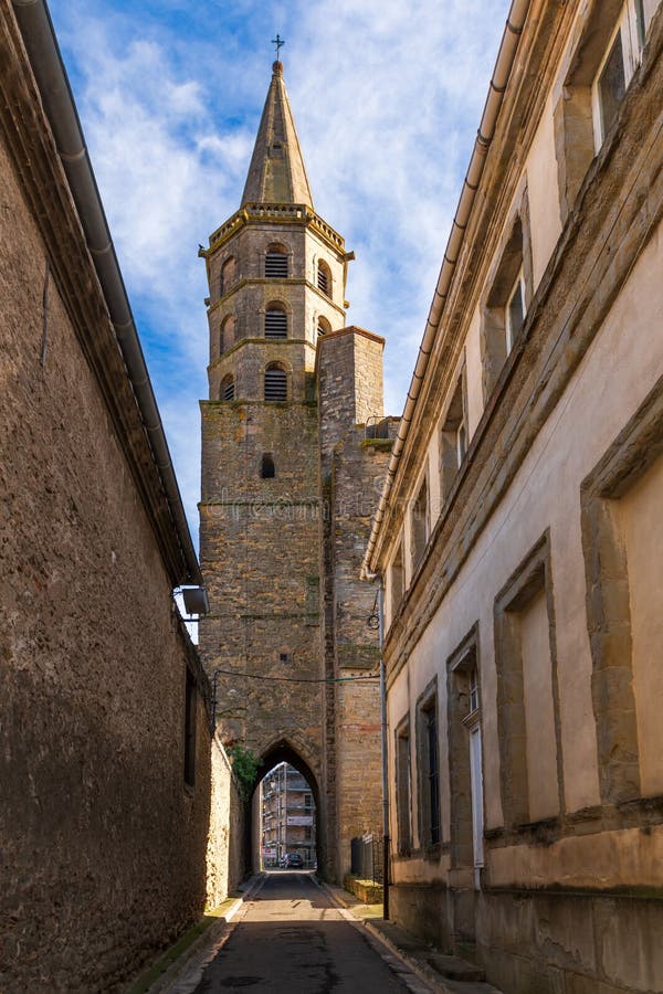 Castelnaudary (Cast�lnau d'Arri in local Occitan) is a French commune, located in the northwest of the Aude department in the Occitanie region.Historically and culturally, the commune is part of the former Lauragais province, the former "Land of Plenty", linked both to the cultivation of pastel and the abundance of production, and to the "breadbasket". of Languedoc�. Exposed to a Mediterranean climate, it is drained by the Canal du Midi, the Fresquel, the Glandes stream, the Argentouire stream, the Tr�boul stream, the Fendeille stream, the Laval Basse stream and by two other courses of water. Castelnaudary (Cast�lnau d'Arri in local Occitan) is a French commune, located in the northwest of the Aude department in the Occitanie region.Historically and culturally, the commune is part of the former Lauragais province, the former "Land of Plenty", linked both to the cultivation of pastel and the abundance of production, and to the "breadbasket". of Languedoc�. Exposed to a Mediterranean climate, it is drained by the Canal du Midi, the Fresquel, the Glandes stream, the Argentouire stream, the Tr�boul stream, the Fendeille stream, the Laval Basse stream and by two other courses of water.