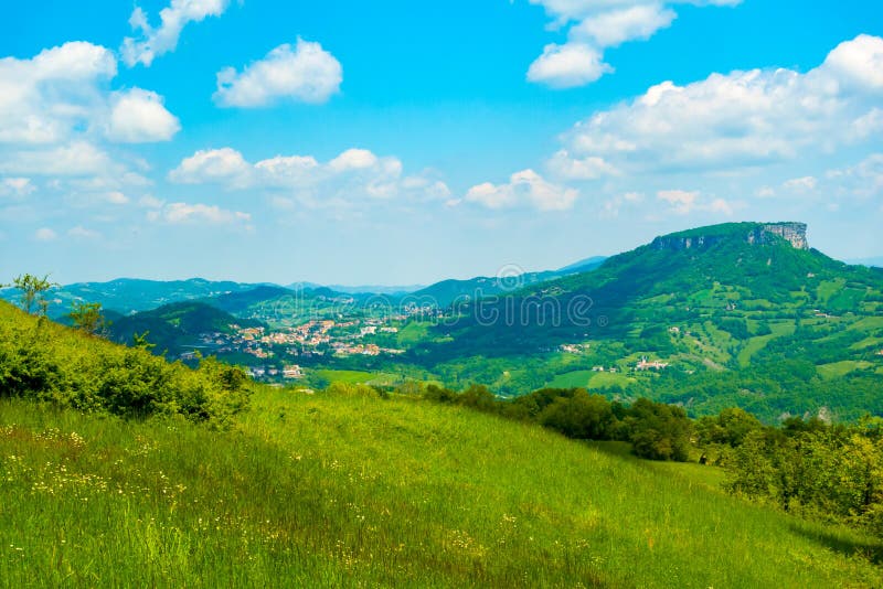 Castelnovo Ne Monti und Stein Bismantova stockbild Castelnovo Ne Monti und Stein Bismantova stockbild