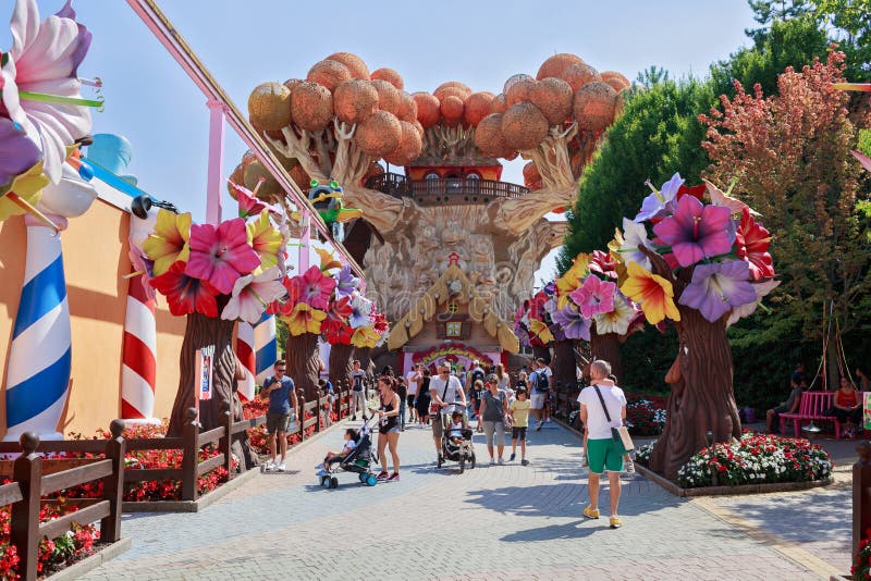 Castelnuovo del Garda, albero, Italia - Augusto 31 2016: Parco a tema di Gardaland in Castelnuovo Del Garda, Verona, Italia immagine stock Castelnuovo del Garda, albero, Italia - Augusto 31 2016: Parco a tema di Gardaland in Castelnuovo Del Garda, Verona, Italia immagine stock