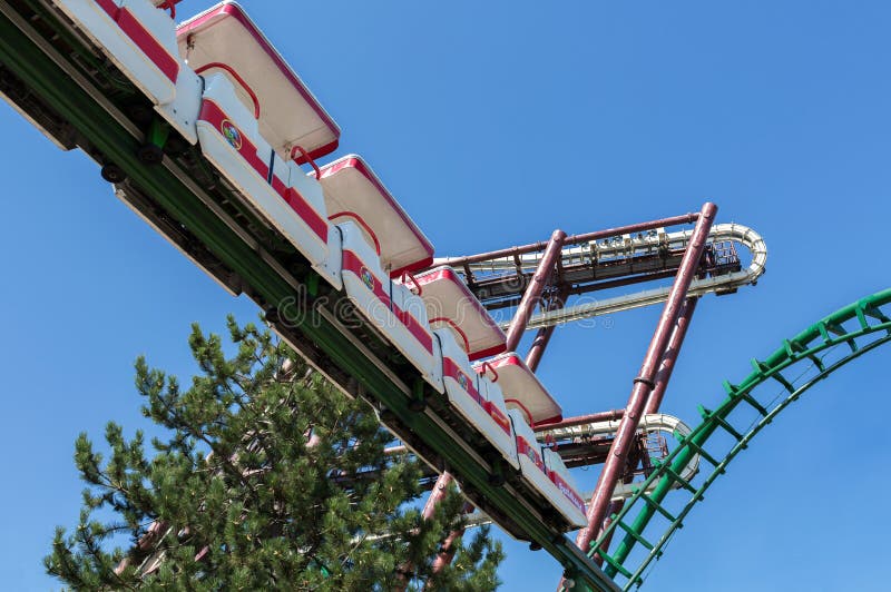 Castelnuovo del Garda, Ιταλία - Agust 31 2016: Ιπποδρόμιο coaster prate roller vienna Κατώτατη όψη Λούνα παρκ θέματος Gardaland σ στοκ φωτογραφίες Castelnuovo del Garda, Ιταλία - Agust 31 2016: Ιπποδρόμιο coaster prate roller vienna Κατώτατη όψη Λούνα παρκ θέματος Gardaland σ στοκ φωτογραφίες