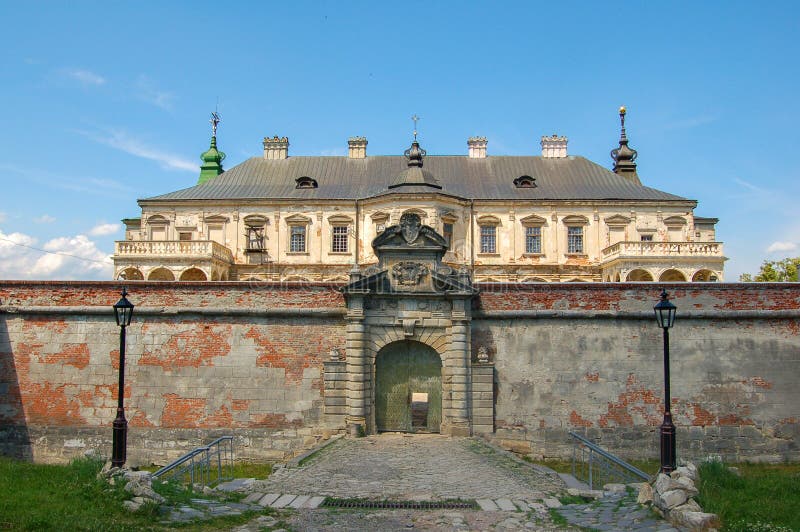 Castelo abandonado velho na região de Lviv, Pidhirtsi, Ucrânia, desde 1635 ano A vista da parte anterior fotografia de stock royalty free Castelo abandonado velho na região de Lviv, Pidhirtsi, Ucrânia, desde 1635 ano A vista da parte anterior fotografia de stock royalty free