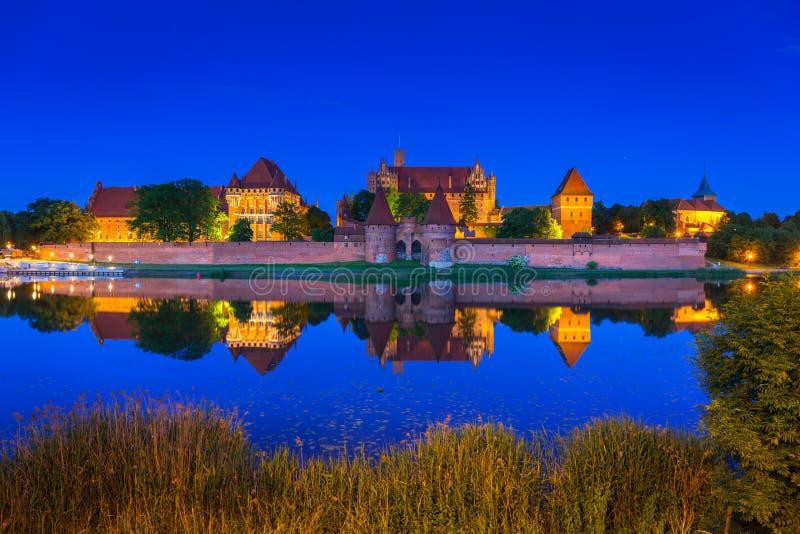 Castelo da ordem Teutonic em Malbork na noite imagem de stock Castelo da ordem Teutonic em Malbork na noite imagem de stock
