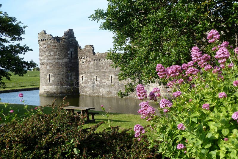 Castelo de Beaumaris, Anglesey, Gales com fosso e flores