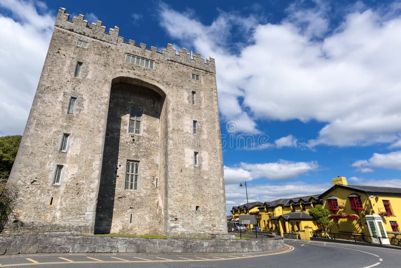 Castelo de Bunratty em Co Litoral de Oceano Atlântico perto de Ballyvaughan, Co fotografia de stock royalty free Castelo de Bunratty em Co Litoral de Oceano Atlântico perto de Ballyvaughan, Co fotografia de stock royalty free