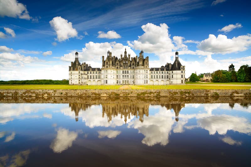 Castelo de Chambord, castelo do Unesco e reflectio franceses medievais imagem de stock royalty free Castelo de Chambord, castelo do Unesco e reflectio franceses medievais imagem de stock royalty free