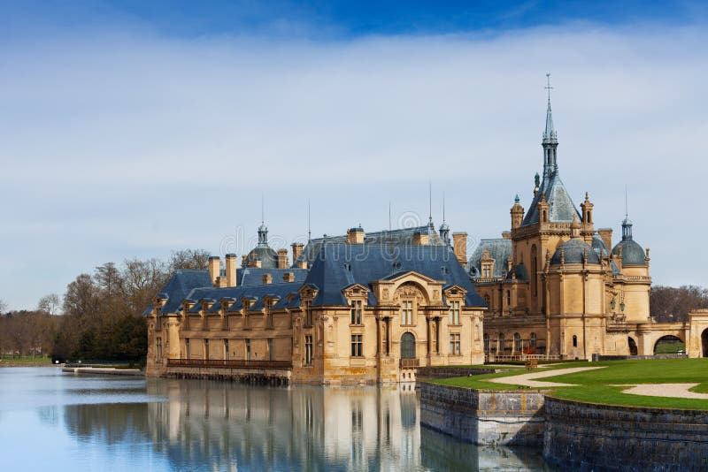 Castelo de Chantilly do conto de fadas no dia ensolarado imagem de stock royalty free Castelo de Chantilly do conto de fadas no dia ensolarado imagem de stock royalty free