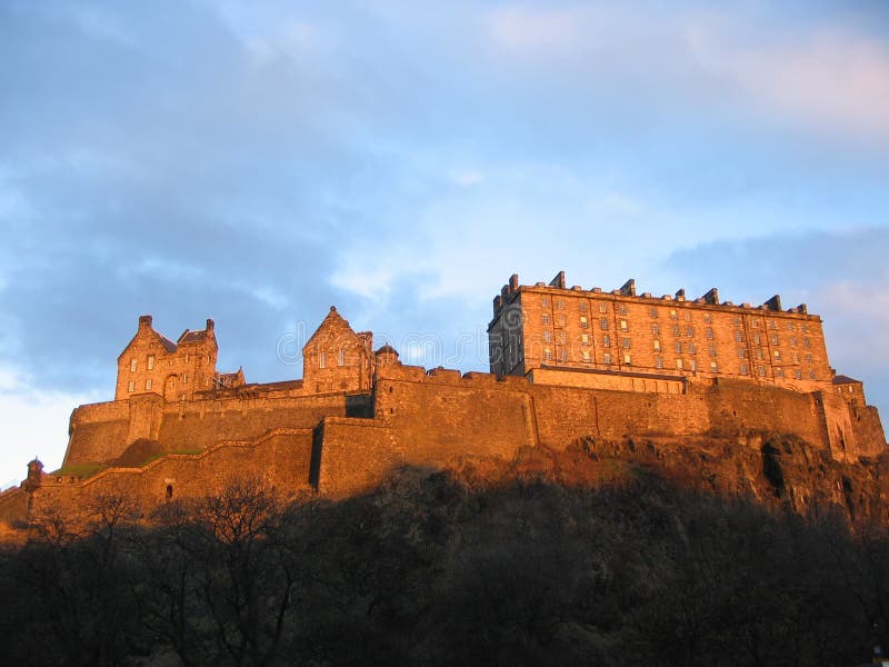 Castelo de Edimburgo no crepúsculo imagens de stock