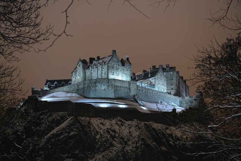 Castelo de Edimburgo, Scotland, Reino Unido, na noite na neve fotos de stock Castelo de Edimburgo, Scotland, Reino Unido, na noite na neve fotos de stock