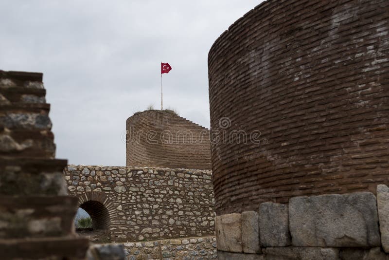 Castelo de Iznik com bandeira turca fotos de stock Castelo de Iznik com bandeira turca fotos de stock