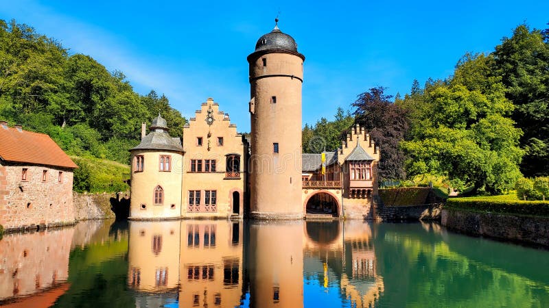 Castelo de Mespelbrunn, Baviera, Alemanha com reflexões no fosso