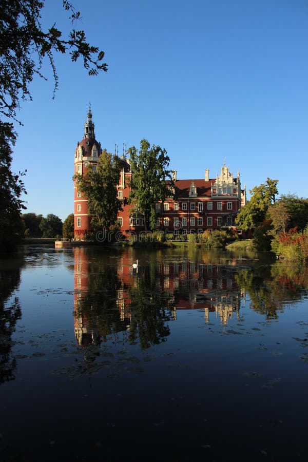 Castelo de Muskau Mau com Reflexão fotografia de stock Castelo de Muskau Mau com Reflexão fotografia de stock