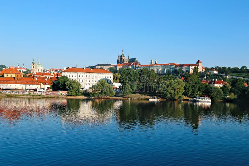 Castelo de Praga e rio de Vltava em Praga fotografia de stock royalty free Castelo de Praga e rio de Vltava em Praga fotografia de stock royalty free