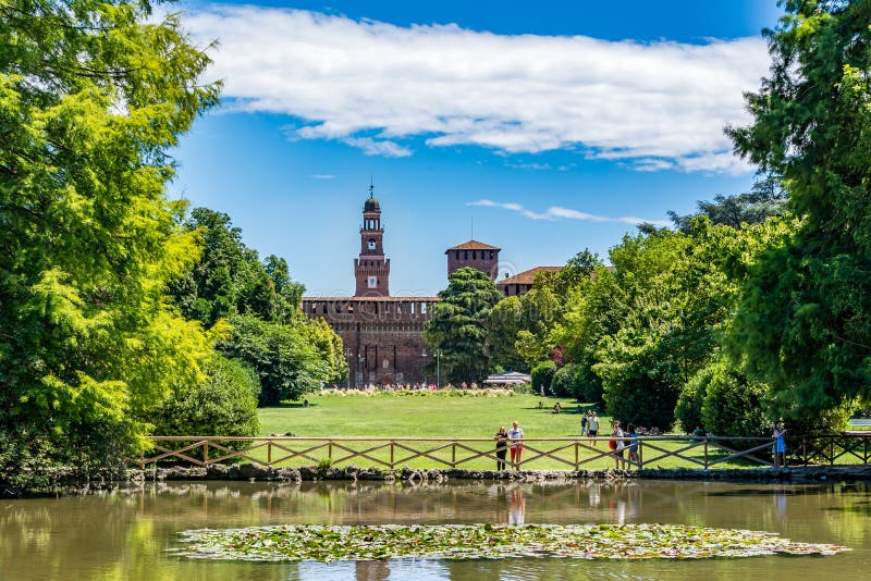 Castelo de Sforza, vista do parque de Sempione, Milão, Itália imagem de stock Castelo de Sforza, vista do parque de Sempione, Milão, Itália imagem de stock