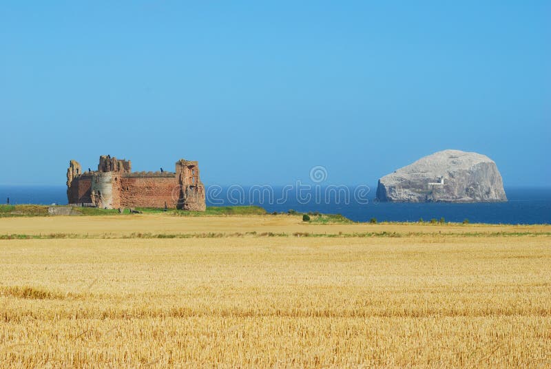 Castelo de Tantallon e rocha do baixo imagens de stock Castelo de Tantallon e rocha do baixo imagens de stock
