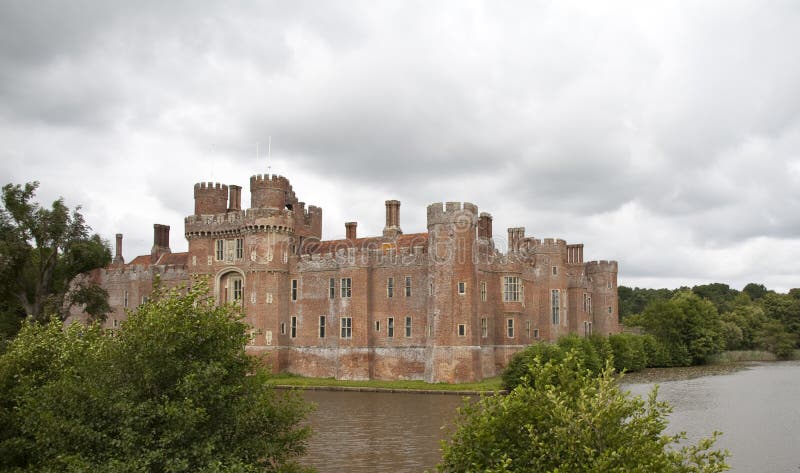 Castelo de Tudor com fosso