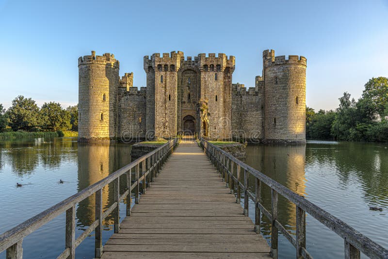 Castelo e fosso hist?ricos de Bodiam em Sussex do leste