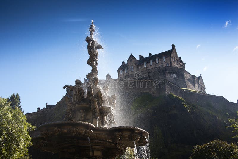 Castelo e Ross Fountain de Edimburgo foto de stock royalty free Castelo e Ross Fountain de Edimburgo foto de stock royalty free