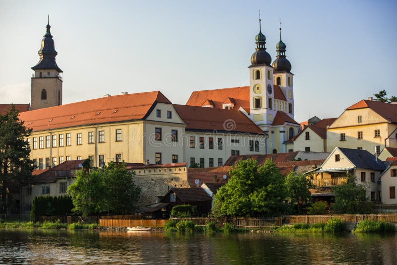 Castelo espetacular em um por do sol em Telc, uma cidade em Moravia, um local do patrimônio mundial do UNESCO em República Checa, imagens de stock Castelo espetacular em um por do sol em Telc, uma cidade em Moravia, um local do patrimônio mundial do UNESCO em República Checa, imagens de stock