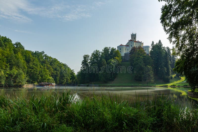 Castelo Famoso de Trakoscan, na Croácia, rodeado por uma floresta e um lago fotos de stock Castelo Famoso de Trakoscan, na Croácia, rodeado por uma floresta e um lago fotos de stock