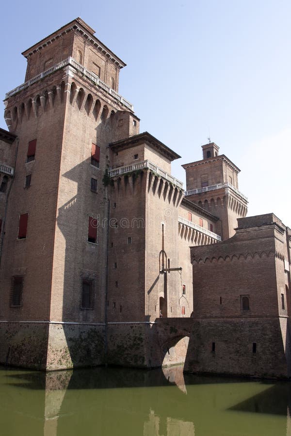 Castelo medieval com fosso