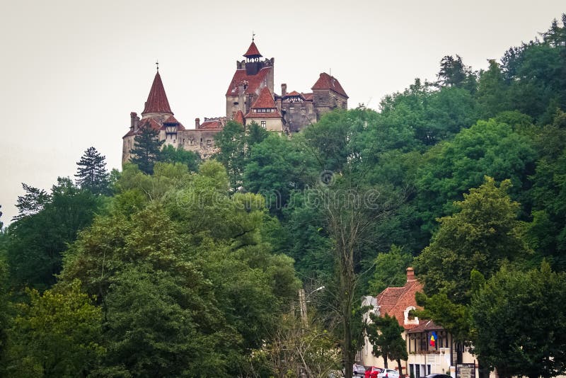 Castelo medieval do farelo, conhecido para o mito de Dracula, em uma montanha na Transilvânia, Romênia fotografia de stock Castelo medieval do farelo, conhecido para o mito de Dracula, em uma montanha na Transilvânia, Romênia fotografia de stock
