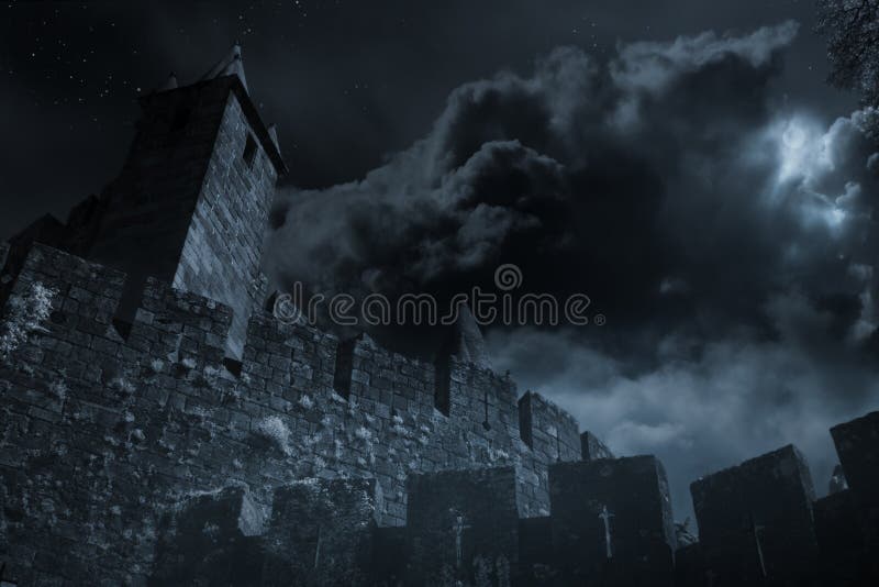 Castelo medieval em uma noite da Lua cheia fotos de stock royalty free Castelo medieval em uma noite da Lua cheia fotos de stock royalty free