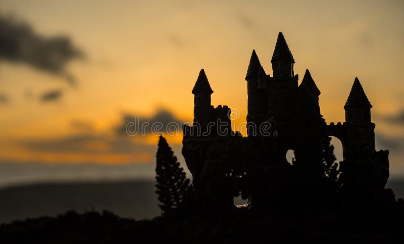 Castelo medieval misterioso no por do sol Castelo velho abandonado do estilo gótico na noite imagem de stock Castelo medieval misterioso no por do sol Castelo velho abandonado do estilo gótico na noite imagem de stock