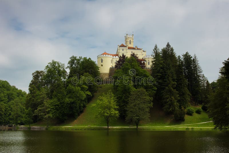 Castelo no monte em Trakoscan foto de stock royalty free Castelo no monte em Trakoscan foto de stock royalty free