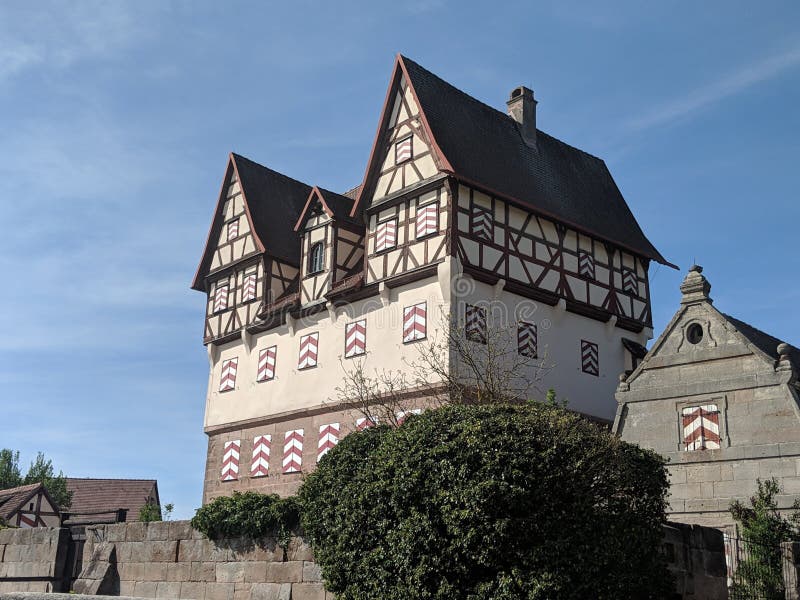 Castelo velho Halftimbered na vila fotografia de stock Castelo velho Halftimbered na vila fotografia de stock