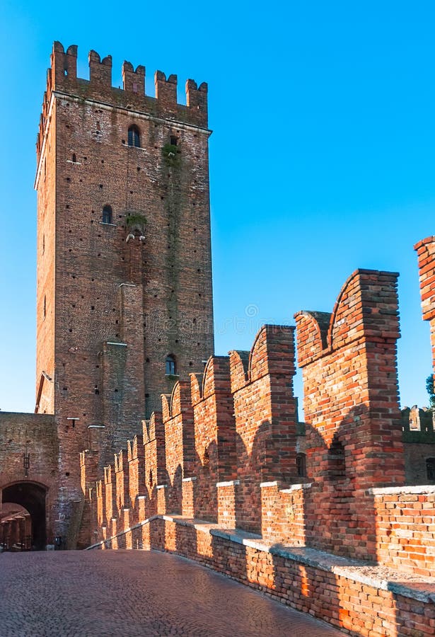Download Castelvecchio En Verona, Italia Septentrional Imagen de archivo - Imagen de plaza, italia: 44853759