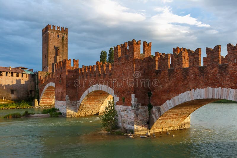 Castelvecchio на suset в Вероне, Италии стоковое изображение rf Castelvecchio на suset в Вероне, Италии стоковое изображение rf