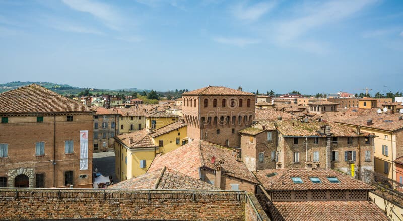 Castelvetro di Modena, Italien Beskåda av staden Castelvetro har ett pittoreskt utseende, med en profil som karakteriseras av eme royaltyfri foto Castelvetro di Modena, Italien Beskåda av staden Castelvetro har ett pittoreskt utseende, med en profil som karakteriseras av eme royaltyfri foto