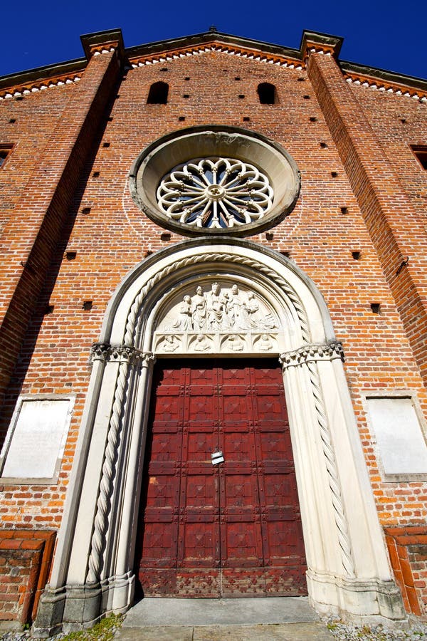 Castiglione Italia il vecchio campanile della chiesa del terrazzo della parete immagine stock libera da diritti Castiglione Italia il vecchio campanile della chiesa del terrazzo della parete immagine stock libera da diritti