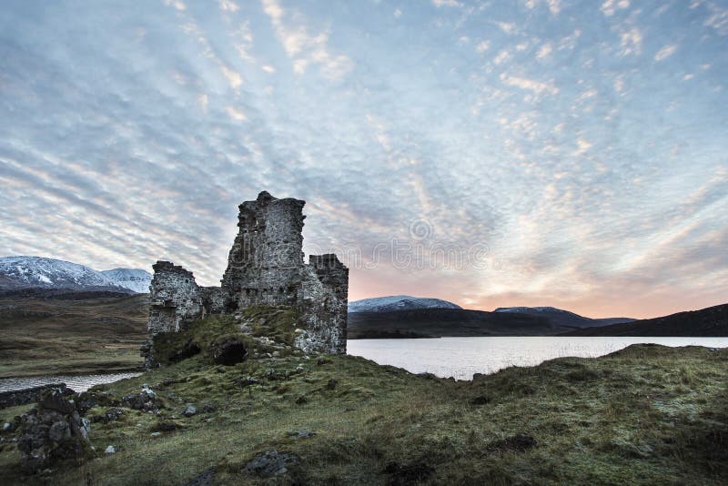 Castillo de Ardvreck en el lago Assynt en Escocia imágenes de archivo libres de regalías Castillo de Ardvreck en el lago Assynt en Escocia imágenes de archivo libres de regalías