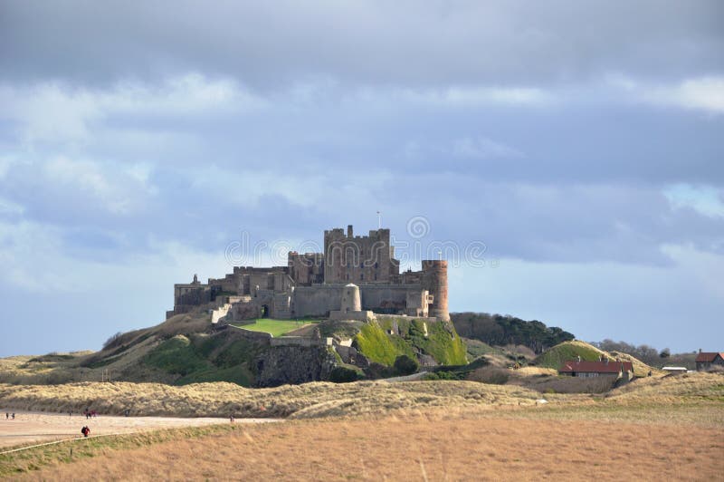 Castillo de Bamburgh en Northumberland sobre las dunas