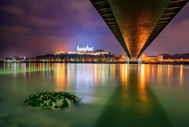 Castillo de Bratislava en el capital de Eslovaquia, Bratislava Reflexión hermosa de la noche durante invierno imagenes de archivo Castillo de Bratislava en el capital de Eslovaquia, Bratislava Reflexión hermosa de la noche durante invierno imagenes de archivo