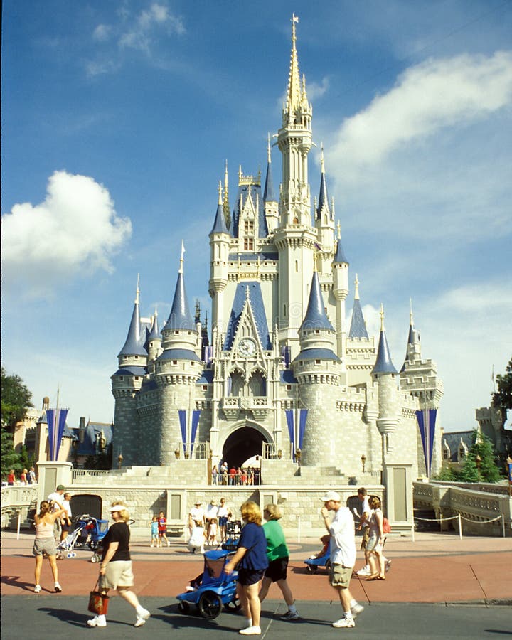 Castillo de Cinderella en el reino de la magia de Disney fotos de archivo libres de regalías Castillo de Cinderella en el reino de la magia de Disney fotos de archivo libres de regalías