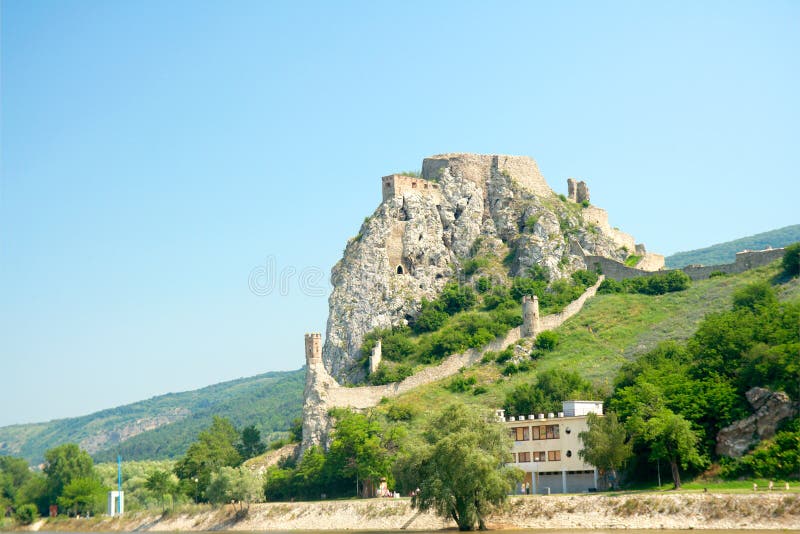 Castillo de Devin. Visión general desde Danubio imágenes de archivo libres de regalías Castillo de Devin. Visión general desde Danubio imágenes de archivo libres de regalías