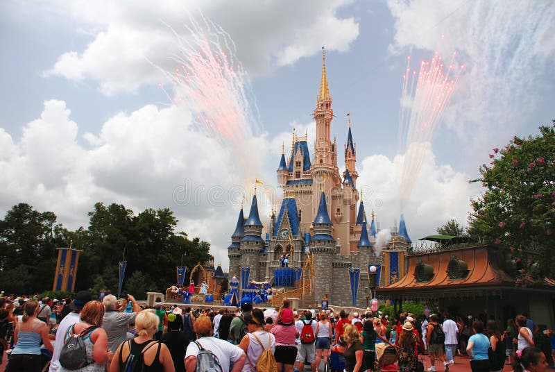 Castillo de Disney con los fuegos artificiales foto de archivo libre de regalías Castillo de Disney con los fuegos artificiales foto de archivo libre de regalías