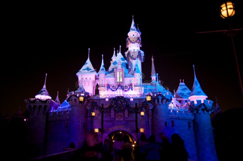 Castillo de Disneylandya con la decoración de la Navidad imagen de archivo libre de regalías
