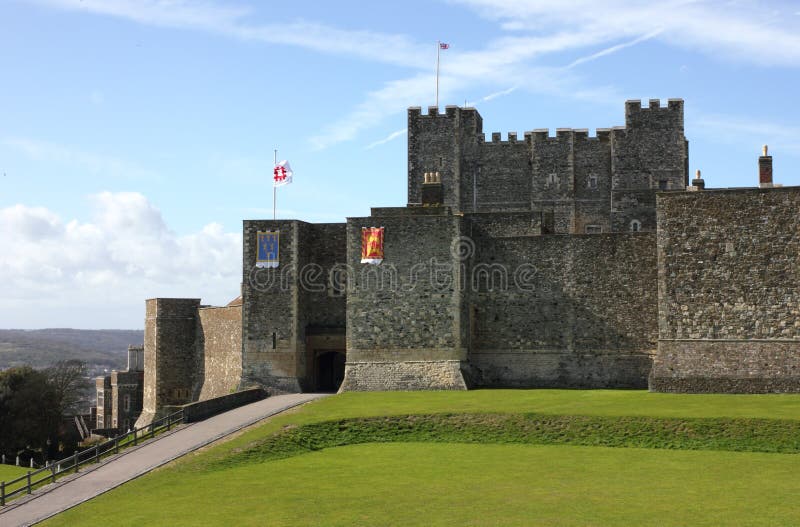 Castillo de Dover en tiro distante del condado de Kent